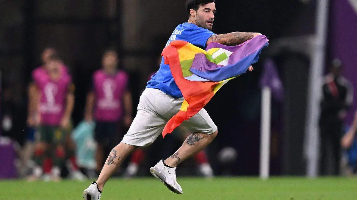 Espontáneo invade el Portugal contra Uruguay para mostrar bandera LGBT